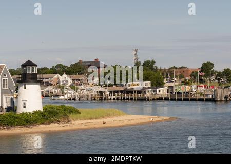 Porto di Hyannis, Massachusetts-6 luglio 2022: Vista dell'affascinante porto di Hyannis e dei ristoranti nel porto di Hyannis su un afterno estivo Foto Stock