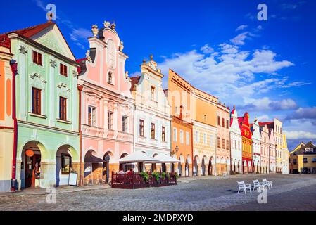 Telc, Repubblica Ceca. Piazza principale Hradce di Telc con le sue famose case colorate del 16th ° secolo, un sito patrimonio dell'umanità dell'UNESCO, in una giornata di sole con blu Foto Stock