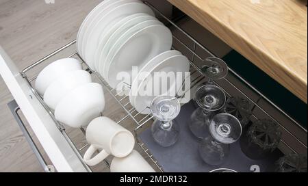 Moderna cucina personalizzata con cassetti per utensili. Accessori in cucina, domestico Foto Stock