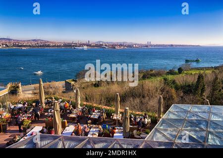 Terrazza del ristorante al Palazzo Topkapi con vista sul Bosforo in inverno, vista panoramica, Istanbul, Turchia Foto Stock
