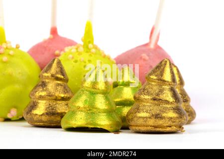 Bel dessert di Natale. Dolci papavero e alberi di Natale al cioccolato su uno sfondo bianco. Foto Stock