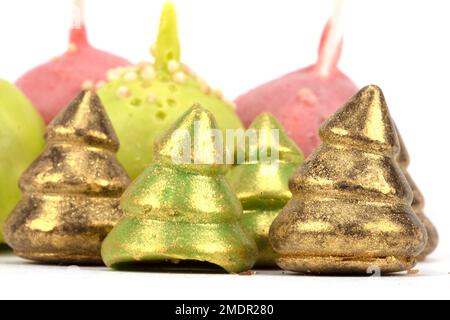 Bel dessert di Natale. Dolci papavero e alberi di Natale al cioccolato su uno sfondo bianco. Foto Stock