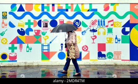 Glasgow, Scozia, Regno Unito 23rdt gennaio 2023. UK Weather: Sauchiehall Street rigenera segno umido visto il brolly ubiquitario appaiono nel centro della città. Credit Gerard Ferry/Alamy Live News Foto Stock