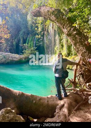 Un viaggiatore che guarda le scenografiche cascate Kursunlu ad Antalya, Turchia Foto Stock