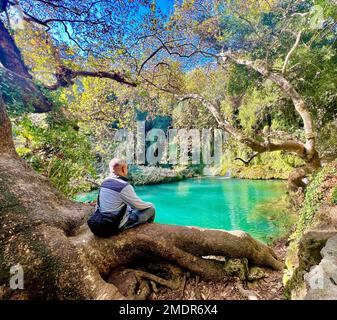 Un viaggiatore che guarda lo stagno panoramico e le cascate di Kursunlu ad Antalya, Turchia Foto Stock