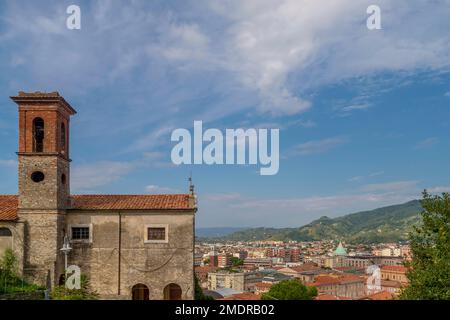 La chiesa dell'antico complesso monastico di Santa Chiara chiamata San Giacomo o del Carmine domina massa, Italia dall'alto Foto Stock