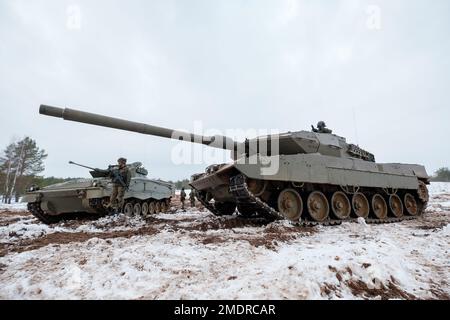 ADAZI, LETTONIA, 2018 FEBBRAIO - Esercizi del carro armato leopardo 2 alle forze della NATO. L'esercito spagnolo ha condotto l'esercitazione con i carri armati di battaglia principali del leopardo 2A6 AN Foto Stock