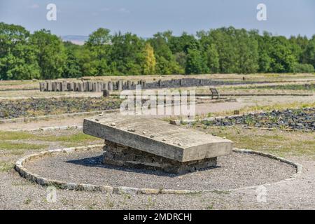 Memorial Stone, open space, campo di concentramento della foresta di faggio Memorial, Turingia, Germania Foto Stock