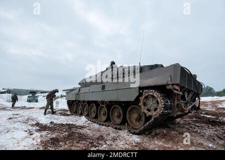 ADAZI, LETTONIA, 2018 FEBBRAIO - Esercizi del carro armato leopardo 2 alle forze della NATO. L'esercito spagnolo ha condotto l'esercitazione con i carri armati di battaglia principali del leopardo 2A6 AN Foto Stock