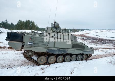 ADAZI, LETTONIA, FEBBRAIO 2018 - ASCOD Pizarro veicolo blindato da combattimento alle forze NATO Esercizi. L'esercito spagnolo ha condotto un esercizio di addestramento con Leopard Foto Stock