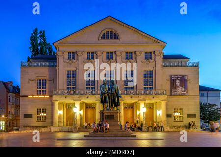 Monumento Goethe-Schiller, Teatro Nazionale Tedesco, Theaterplatz, Weimar, Turingia, Germania Foto Stock