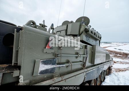 ADAZI, LETTONIA, FEBBRAIO 2018 - ASCOD Pizarro veicolo blindato da combattimento alle forze NATO Esercizi. L'esercito spagnolo ha condotto un esercizio di addestramento con Leopard Foto Stock