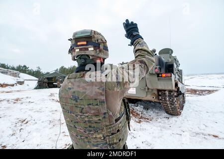 ADAZI, LETTONIA, FEBBRAIO 2018 - ASCOD Pizarro veicolo blindato da combattimento alle forze NATO Esercizi. L'esercito spagnolo ha condotto un esercizio di addestramento con Leopard Foto Stock