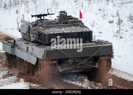 ADAZI, LETTONIA, 2018 FEBBRAIO - Esercizi del carro armato leopardo 2 alle forze della NATO. L'esercito spagnolo ha condotto l'esercitazione con i carri armati di battaglia principali del leopardo 2A6 AN Foto Stock