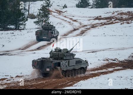 ADAZI, LETTONIA, FEBBRAIO 2018 - ASCOD Pizarro veicolo blindato da combattimento alle forze NATO Esercizi. L'esercito spagnolo ha condotto un esercizio di addestramento con Leopard Foto Stock