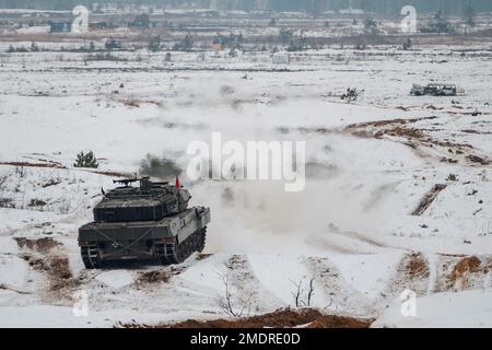 ADAZI, LETTONIA, 2018 FEBBRAIO - Esercizi del carro armato leopardo 2 alle forze della NATO. L'esercito spagnolo ha condotto l'esercitazione con i carri armati di battaglia principali del leopardo 2A6 AN Foto Stock