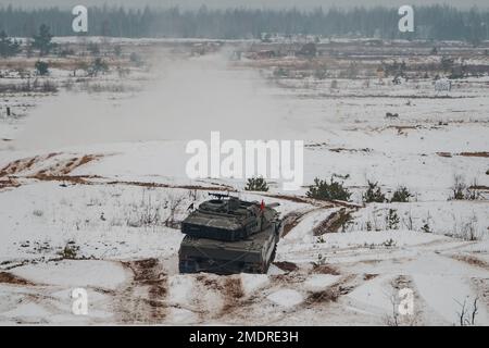 ADAZI, LETTONIA, 2018 FEBBRAIO - Esercizi del carro armato leopardo 2 alle forze della NATO. L'esercito spagnolo ha condotto l'esercitazione con i carri armati di battaglia principali del leopardo 2A6 AN Foto Stock