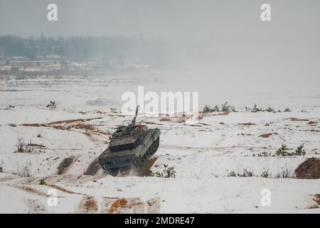 ADAZI, LETTONIA, 2018 FEBBRAIO - Esercizi del carro armato leopardo 2 alle forze della NATO. L'esercito spagnolo ha condotto l'esercitazione con i carri armati di battaglia principali del leopardo 2A6 AN Foto Stock