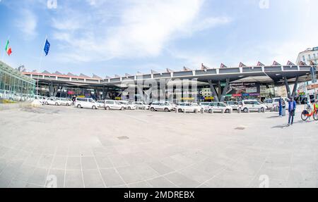 Aprile 24 2022-Napoli Italia taxi bianchi in attesa in aeroporto per i turisti che sono venuti in aereo Foto Stock