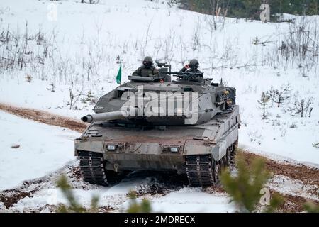 ADAZI, LETTONIA, 2018 FEBBRAIO - Esercizi del carro armato leopardo 2 alle forze della NATO. L'esercito spagnolo ha condotto l'esercitazione con i carri armati di battaglia principali del leopardo 2A6 AN Foto Stock