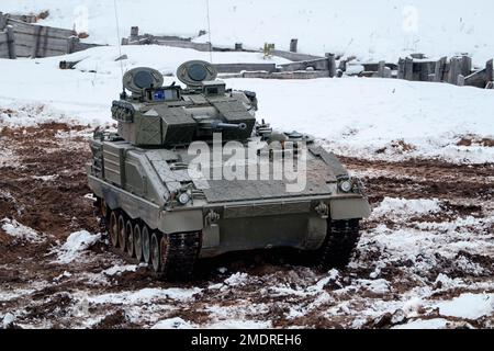 ADAZI, LETTONIA, FEBBRAIO 2018 - ASCOD Pizarro veicolo blindato da combattimento alle forze NATO Esercizi. L'esercito spagnolo ha condotto un esercizio di addestramento con Leopard Foto Stock