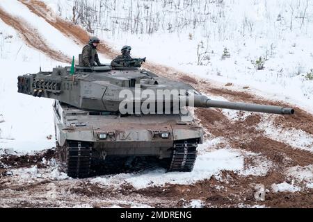 ADAZI, LETTONIA, 2018 FEBBRAIO - Esercizi del carro armato leopardo 2 alle forze della NATO. L'esercito spagnolo ha condotto l'esercitazione con i carri armati di battaglia principali del leopardo 2A6 AN Foto Stock