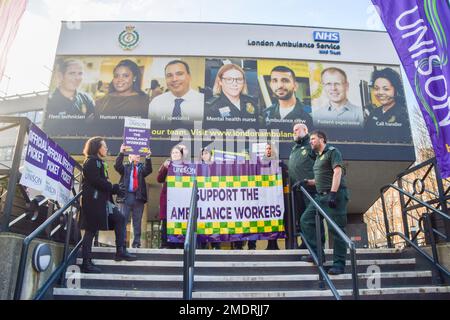 23 gennaio 2023, Londra, Inghilterra, Regno Unito: Picket al di fuori della sede centrale del London Ambulance Service a Waterloo, mentre i lavoratori delle ambulanze continuano i loro scioperi oltre la retribuzione. (Credit Image: © Vuk Valcic/ZUMA Press Wire) SOLO PER USO EDITORIALE! Non per USO commerciale! Foto Stock