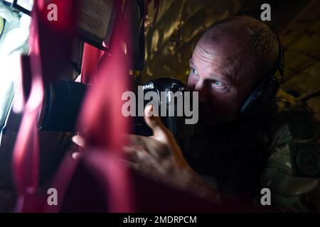 OCEANO PACIFICO (26 luglio 2022) – Specialista fotografico della Royal New Zealand Air Force CPL. Dillon Anderson, nativo di Ngatimoti, Nuova Zelanda, assegnato agli affari pubblici della Difesa, scatta foto aeree all'interno degli Stati Uniti Air Force KC-135 Stratotanker assegnato alla 507th Air Refueling Wing, durante un'operazione di rifornimento con F/A-18 Super Hornets vicino alla costa delle Hawaii in parte di Rim of the Pacific (RIMPAC) 2022. Ventisei nazioni, 38 navi, tre sottomarini, più di 170 aerei e 25.000 persone partecipano al RIMPAC dal giugno 29 al 4 agosto nelle isole hawaiane e nel sud Foto Stock