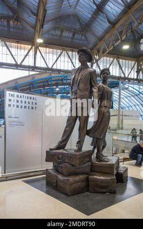 Il National Windrush Monument è una scultura in bronzo di Basil Watson nella stazione di Waterloo Foto Stock