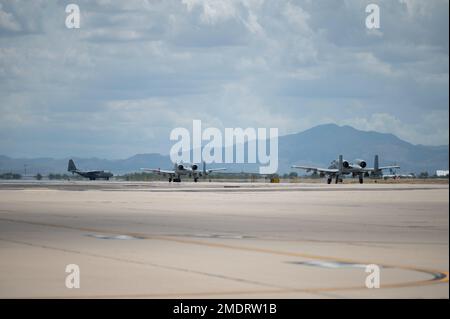 Due Stati Uniti Air Force A-10 Thunderbolt IIS assegnato alla 355th Wing e una chiamata Compass EC-130H assegnato al 55th Electronic Combat Group taxi fuori dalla pista di Davis-Monthan Air Force base, Arizona, 26 luglio 2022. DM ospita l'unica missione di attacco elettronico dell'aeronautica militare, composta da tre squadroni e circa 900 persone. Foto Stock