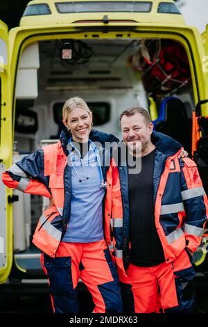 Ritratto dei soccorritori di fronte all'auto dell'ambulanza. Foto Stock