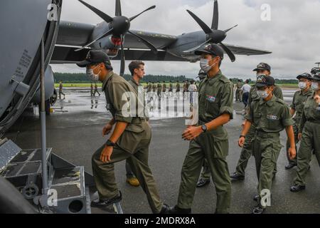 I cadetti aerei della National Defense Academy of Japan saltavano a bordo di un Super Ercole C-130J assegnato allo Squadrone Airlift 36th durante un tour di immersione alla base aerea di Yokota, Giappone, il 26 luglio 2022. Tra i visitatori vi erano studenti provenienti da Giappone, Thailandia, Filippine, Vietnam e Myanmar. Foto Stock