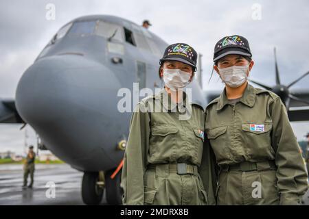 I cadetti aerei della National Defense Academy of Japan posano per una foto di fronte a C-130J Super Hercules assegnati allo Squadrone Airlift 36th durante un tour di immersione alla base aerea di Yokota, Giappone, il 26 luglio 2022. Tra i visitatori vi erano studenti provenienti da Giappone, Thailandia, Filippine, Vietnam e Myanmar. Foto Stock