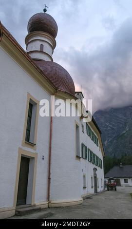 Escursioni nelle Alpi, Austria. Escursioni e arrampicata intorno al lago di montagna in una valle di verde natura dove vivono le mucche. Splendida vista sulle montagne e sulle montagne rocciose Foto Stock