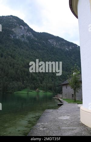 Escursioni nelle Alpi, Austria. Escursioni e arrampicata intorno al lago di montagna in una valle di verde natura dove vivono le mucche. Splendida vista sulle montagne e sulle montagne rocciose Foto Stock