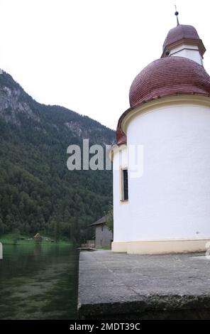 Escursioni nelle Alpi, Austria. Escursioni e arrampicata intorno al lago di montagna in una valle di verde natura dove vivono le mucche. Splendida vista sulle montagne e sulle montagne rocciose Foto Stock