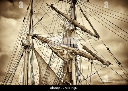 Immagine seppia di alberi e vele di un'antica nave da vela Foto Stock