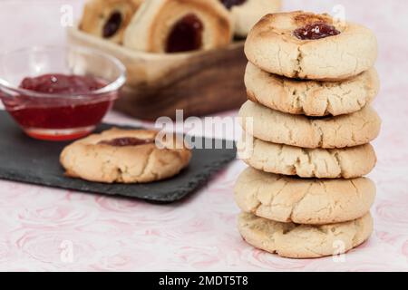 Gustosi biscotti al burro con punto di marmellata; biscotti fatti in casa. Foto Stock