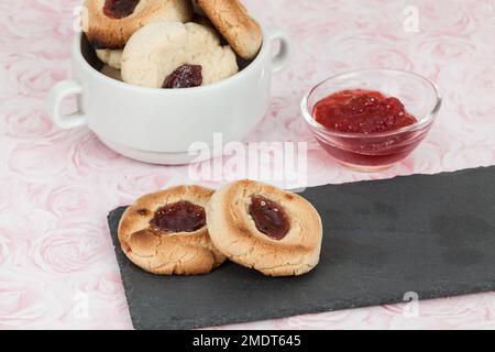 Gustosi biscotti al burro con punto di marmellata; biscotti fatti in casa. Foto Stock