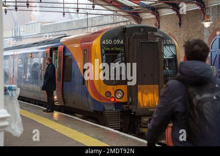 Windsor, Berkshire, Regno Unito. 23rd gennaio 2022. Un treno della ferrovia sud-occidentale a Windsor e alla stazione di Eton Riverside oggi. Sindacati dei treni RMT e ASLEF hanno annunciato che ci saranno ulteriori scioperi ferroviari il 1st e 3rd febbraio 2023 in una disputa in corso sulla retribuzione e le condizioni. Credit: Maureen McLean/Alamy Live News Foto Stock