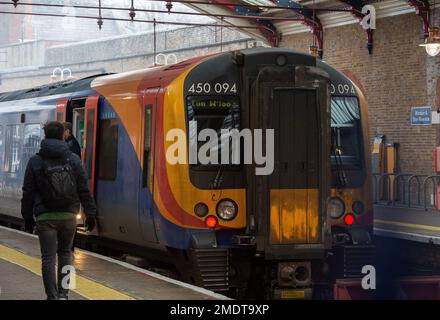 Windsor, Berkshire, Regno Unito. 23rd gennaio 2022. Un treno della ferrovia sud-occidentale a Windsor e alla stazione di Eton Riverside oggi. Sindacati dei treni RMT e ASLEF hanno annunciato che ci saranno ulteriori scioperi ferroviari il 1st e 3rd febbraio 2023 in una disputa in corso sulla retribuzione e le condizioni. Credit: Maureen McLean/Alamy Live News Foto Stock