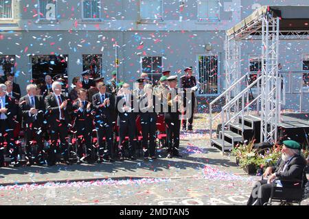 Il primo ministro Theresa può assistere alla Giornata delle forze Armate a Llandudno, Galles del Nord, Regno Unito Foto Stock