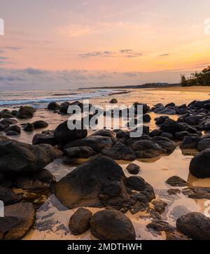 Sunrise on Tide Pool e Lava Rocks a Spreckelsville Beach, Maui, Hawaii, USA Foto Stock