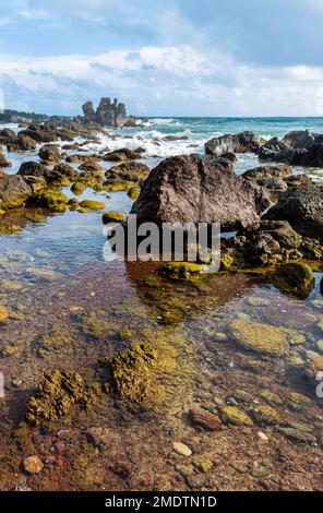 Piscine trasparenti in marea sul Koki Beach Park, Hana, Maui, Hawaii, USA Foto Stock