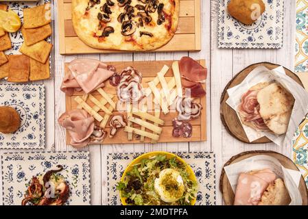 Set di piatti tipici della cucina italiana con un centro in legno con antipasto Foto Stock