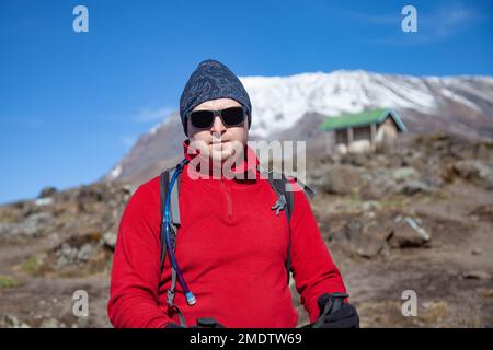 Zaino in spalla maschio sul trekking al monte Kilimanjaro. Foto Stock