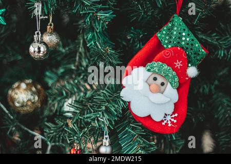 Albero di Natale con decorazioni Santa Doll in festa di stagione di festa invernale Foto Stock