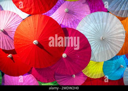 Colorato ombrello di carta artigianato lavoro popolare arte a Chiang mai Bo cantare villaggio turistico punto di riferimento Foto Stock