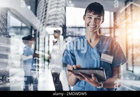 L'assistenza sanitaria moderna richiede una tecnologia moderna. una giovane e attraente dottoressa che usa un tablet in un ospedale con colleghi in background. Foto Stock