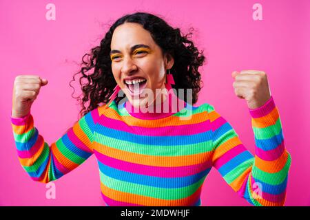 Bella giovane donna ispanica con diastema con stile colorato e fresco - fiduciosa e interessante femmina con stile diverso e unico, concetti A. Foto Stock